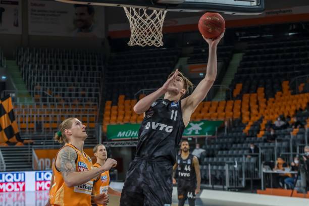 下依然把球 下依然把球