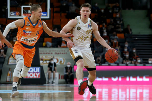 而中场核心 而中场核心